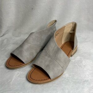 BEAST FASHION Gray Open-Toe Sandals